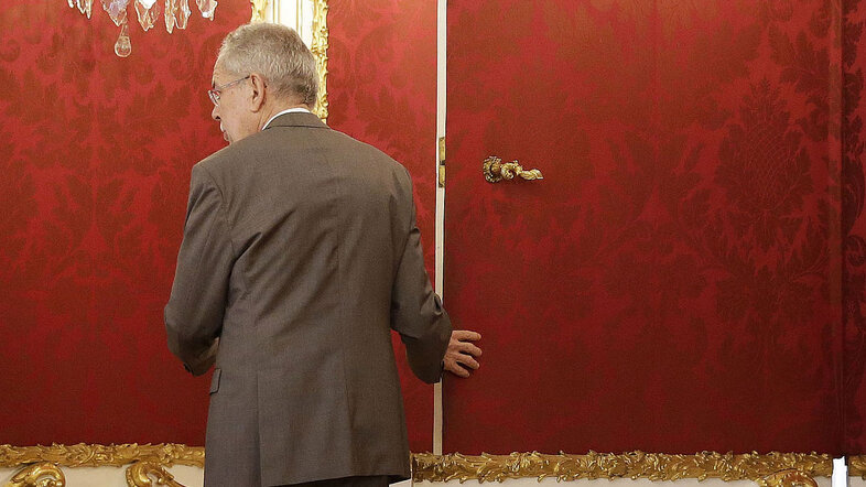 Van der Bellen öffnet Tür des Maria Theresien-Zimmers in der Hofburg