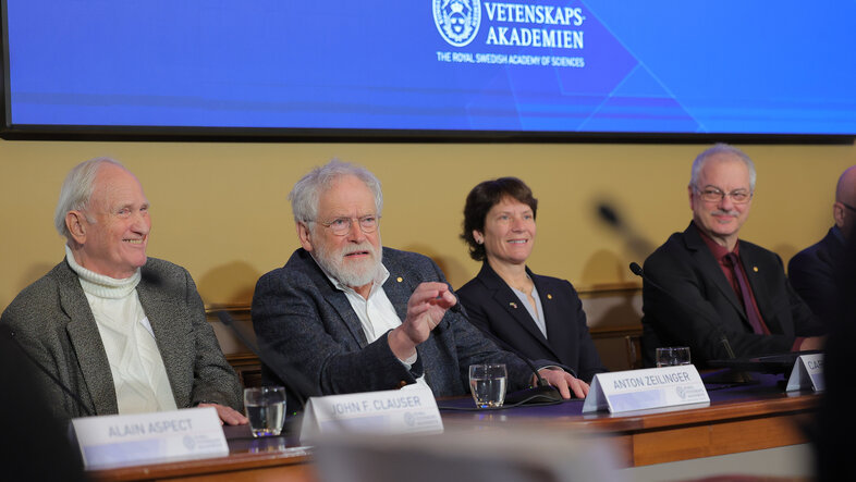 Anton Zeilinger und weitere Nobelpreisträger bei der PK in Stockholm