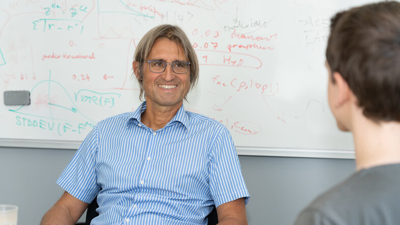 Prof. Georg Kresse lächelt im Interview