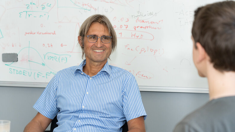 Prof. Georg Kresse smiling in an interview