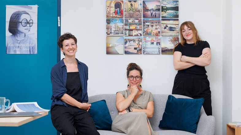Gruppenfoto von Janina Kehr mit Lucia Mair und Sofie Kronberger im Büro