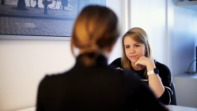 Interviewsituation, Forscherin spricht mit Betroffener