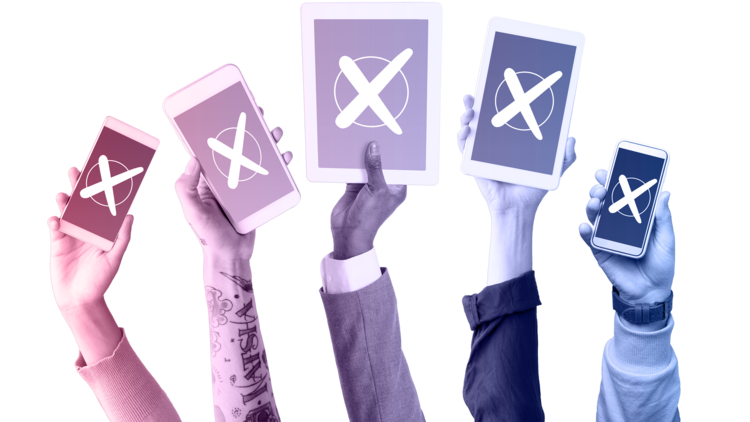 erhobene Hände, die ein Smartphone in die Höhe heben, auf dem Screen ist ein Kreuz wie bei einem Wahlzettel dargestellt.