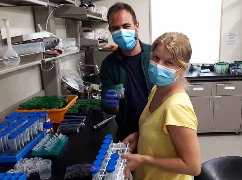 Zwei Wissenschafterinnen im Labor