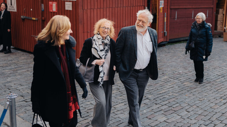 Anton Zeilinger together with other persons walking to the Museum