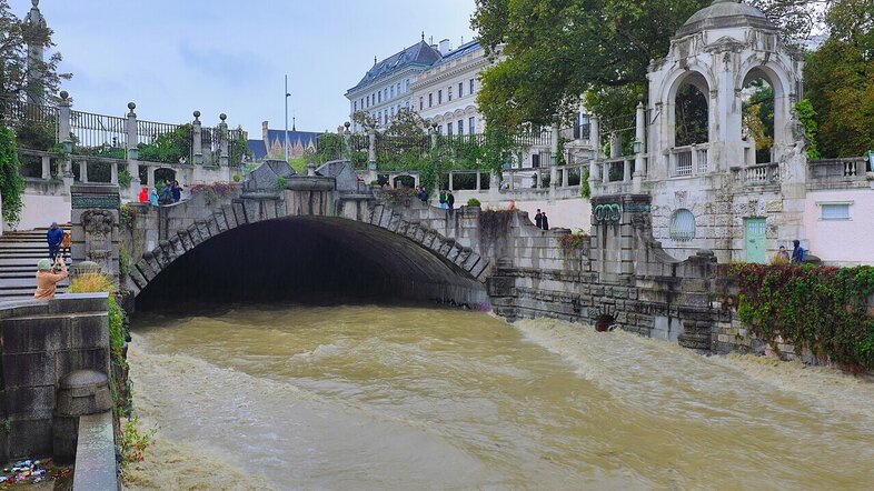 Hochwasser Wienfluss bei der Stadtpark-Unterführung