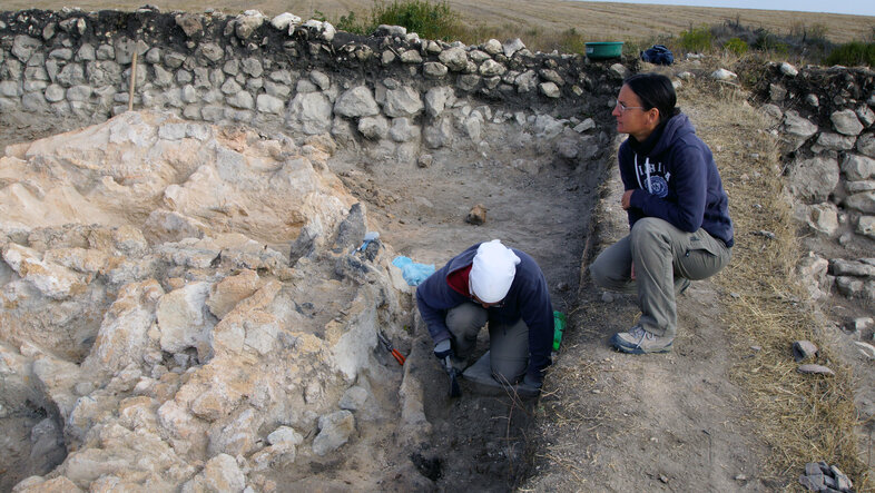 Maria Ivanova-Bieg auf einer Ausgrabung in Avren, Bulgarien.