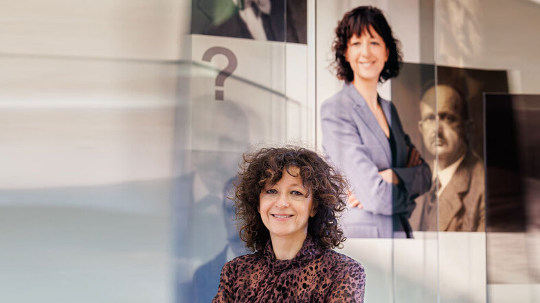 Emmanuelle Charpentier vor der Nobelpreis-Installation