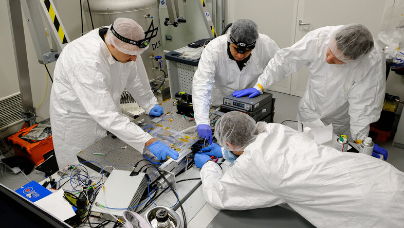 Das Team bei der Arbeit im Clean Room am DLR-Standort Trauen