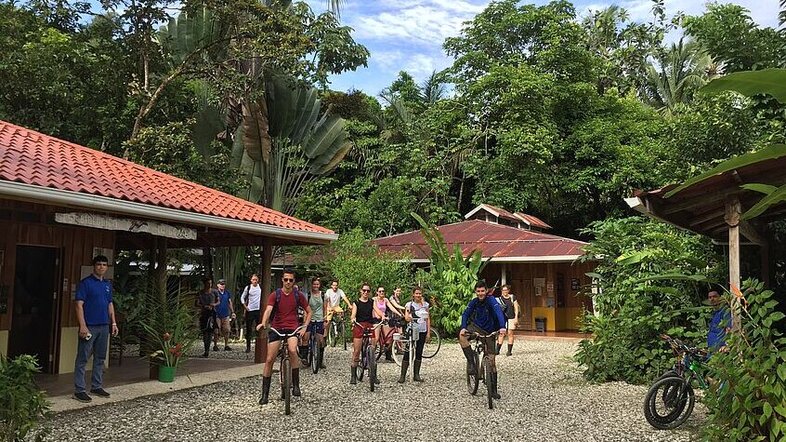 Eine Studierendengruppe unterwegs mit dem Fahrrad nach La Gamba.
