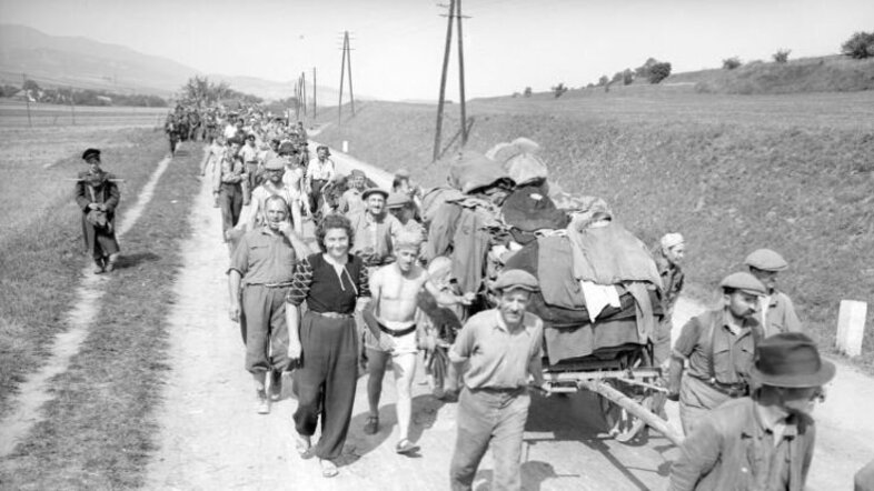 KZ-Überlebende Mauthausen gehen Straße entlang