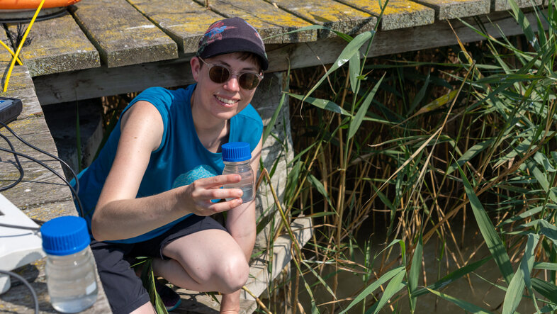 Pamela Baur nimmt Wasserproben im Neusiedler See