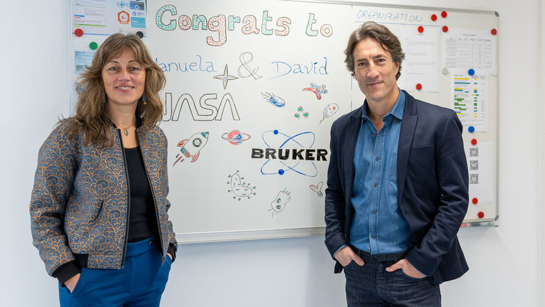 Manuela Schmidt und David Goméz Varela vor einem Whiteboard mit der Aufschrift "Congratulations!"