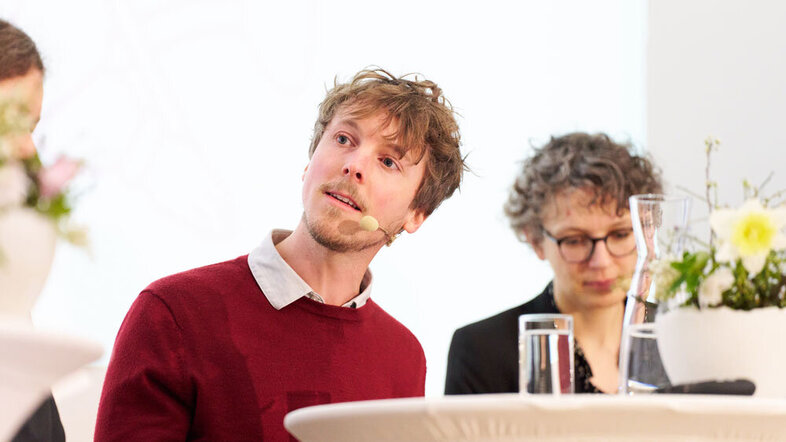 Foto von Matthias Leichtfried während einer Podiumsdiskussion, an einem weißen runden Tisch
