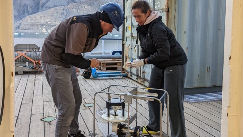 Forscher an Bord des Forschungsschiffes Maria S. Merian bereiten ein Messgerät auf seinen Einsatz vor.
