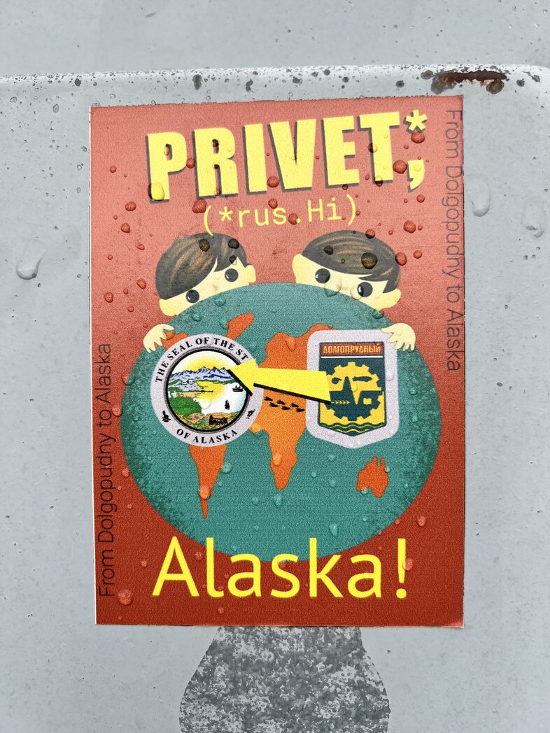 Sticker mit der Aufschrift "Privet Alaska" an einer Mauer in Stika