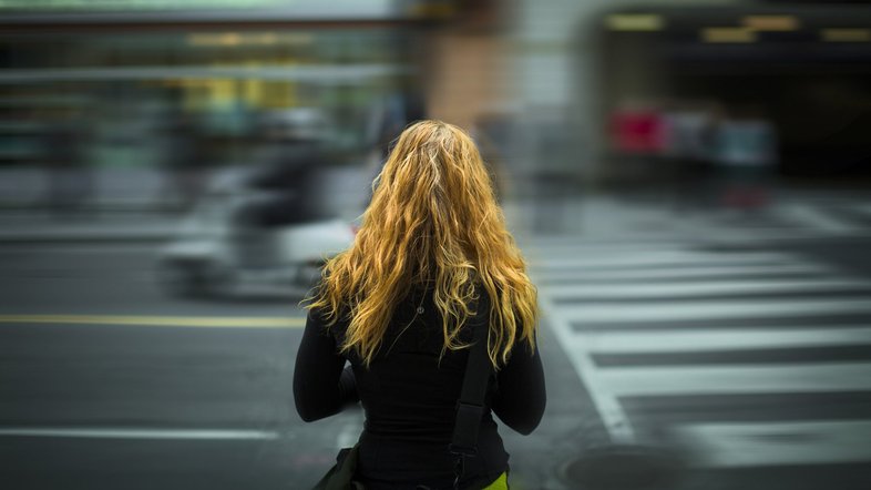 Frau steht vor einer Straße