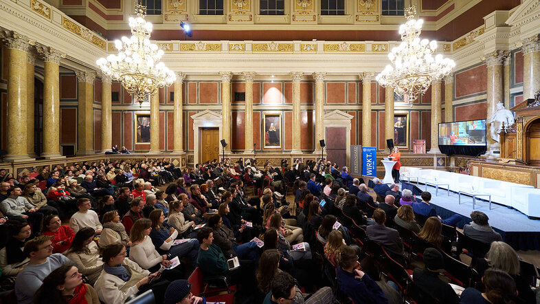 Großer Festsaal mit Publikum