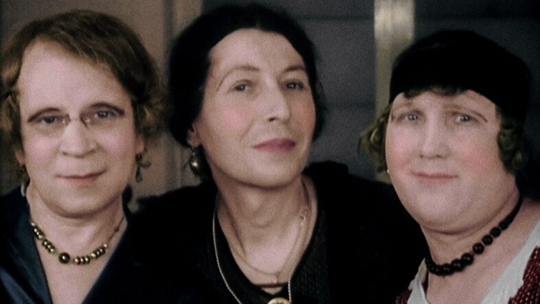 Group portrait of Toni Ebel, Charlotte Charlaque and Dora Richter in the Austrian film Mysterium des Geschlechts, 1933