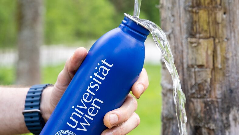 Eine Wasserflasche am Wassertrog