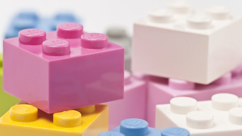 verschieden zusammengesetzte bunte Legosteine