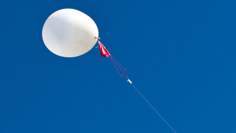 Wetterballon schwebt in der Luft
