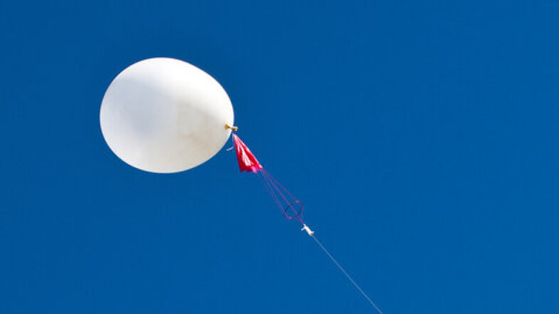 Wetterballon schwebt in der Luft