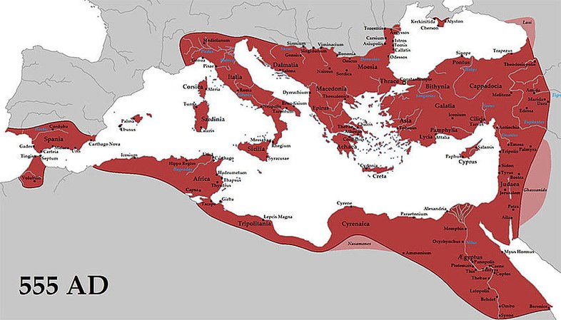 Die Karte zeigt die Ausdehnung Byzanz' im Jahr 555 mit Andalusien und einem kleinen Teil südlich der Straße von Gibraltar, der gesamten Mittelmeerküste zwischen dem heutigen Monaco und einem Teil des heutigen Algeriens, sämtlichen Mittelmeerinseln, sowie der Apenninen-Halbinsel, dem Balkan, Anatolien, einem Teil der Krim und dem Nil bis Syene.