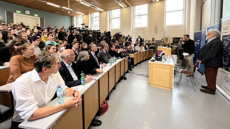 Anton Zeilinger und Publikum im vollbesetzten Ludwig-Boltzmann-Hörsaal anlässlich der Pressekonferenz am Tag der Bekanntgabe des Physiknobelpreises 2022