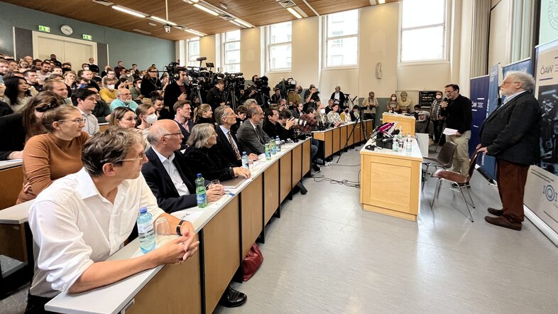 Anton Zeilinger and audience in the packed Ludwig Boltzmann Lecture Hall on the occasion of the press conference on the day of the announcement of the 2022 Nobel Prize in Physics