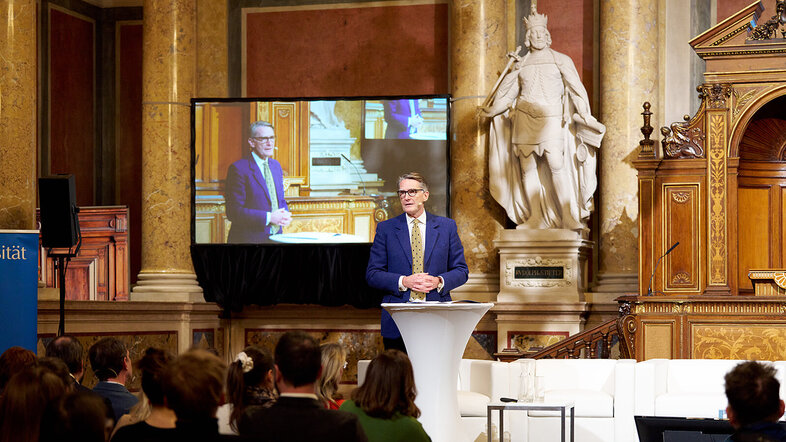 Rektor Schütze im Großen Festsaal