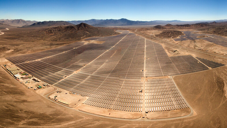 Eine Luftaufnahme eines großen Solarparks in der Wüste.