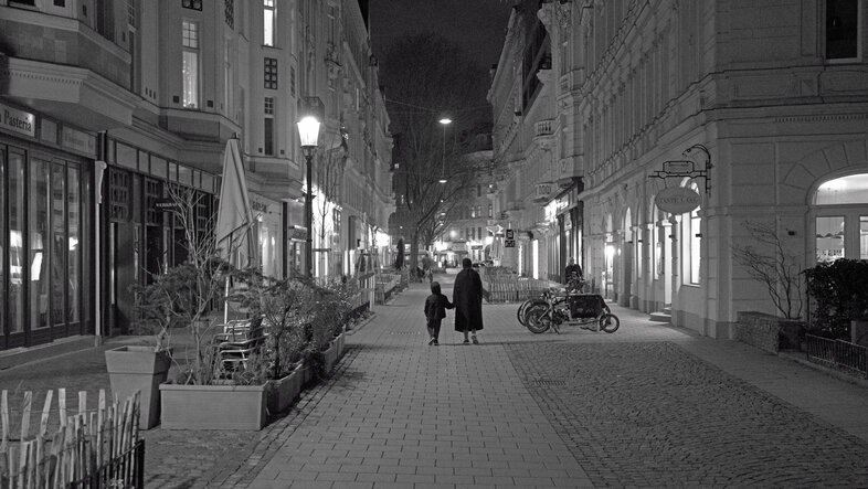 black-and-white photo of an alleyway in Vienna (Servitengasse)