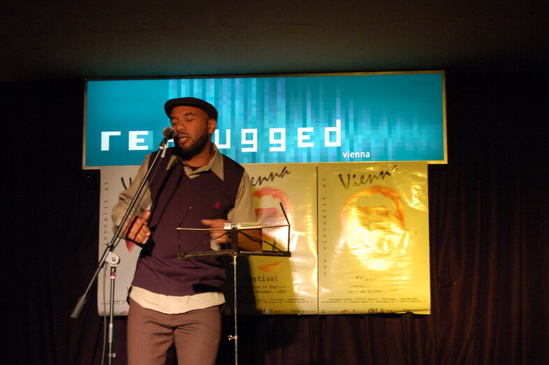 Der trinidadisch-britische Lyriker Anthony Joseph performt beim ViennaLit Poetry Festival in Wien.