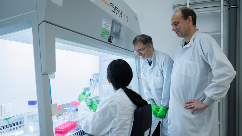 Jungforscherin Sarah Al-Ajeel gemeinsam mit Gruppenleiter Holger Daims und Michael Wagner bei der Arbeit mit Mikroorganismen im Labor