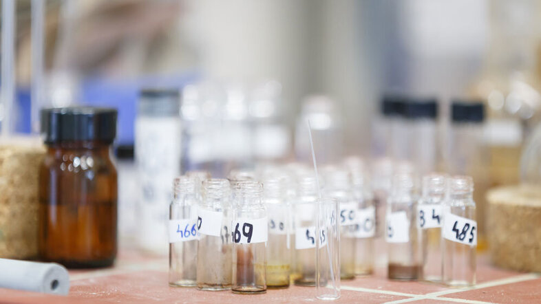 Beschriftete Fläschchen und Glasbehälter in einem Chemie-Labor