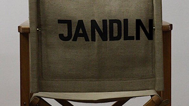 Foto eines Sessels mit der Aufschrift 'JANDLN'