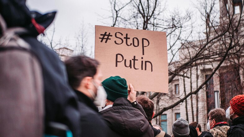 Demonstration gegen den Krieg in der Ukraine, Schild mit Stop Putin 