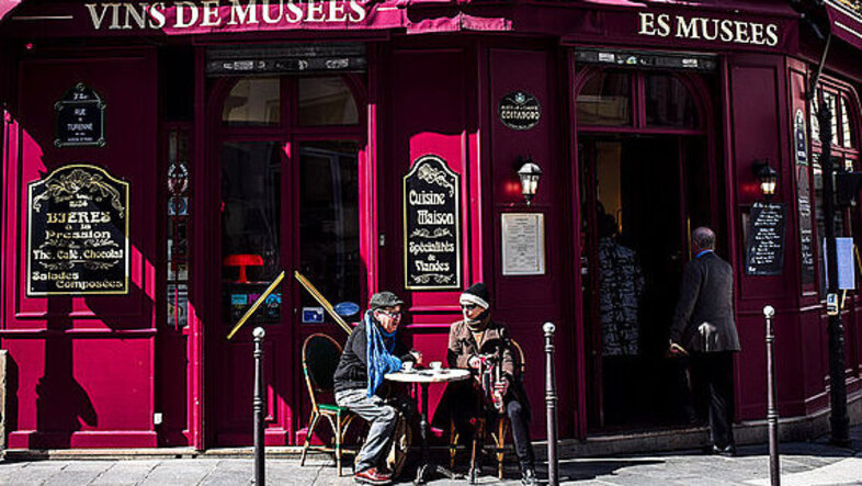 Foto eines Cafes mit Gästen in Frankreich