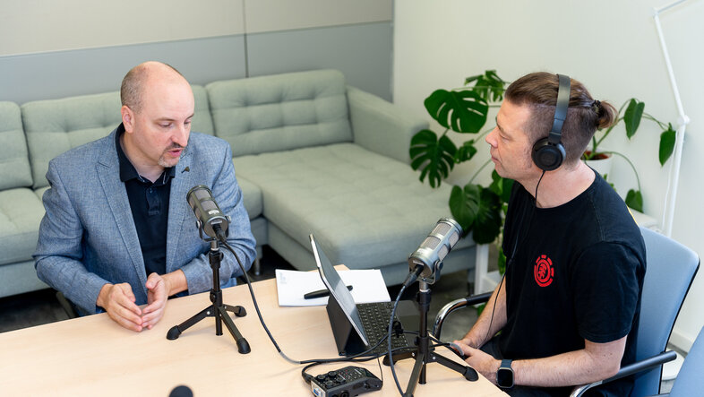 Laurenz Ennser-Jedenastik beim Podcast-Interview