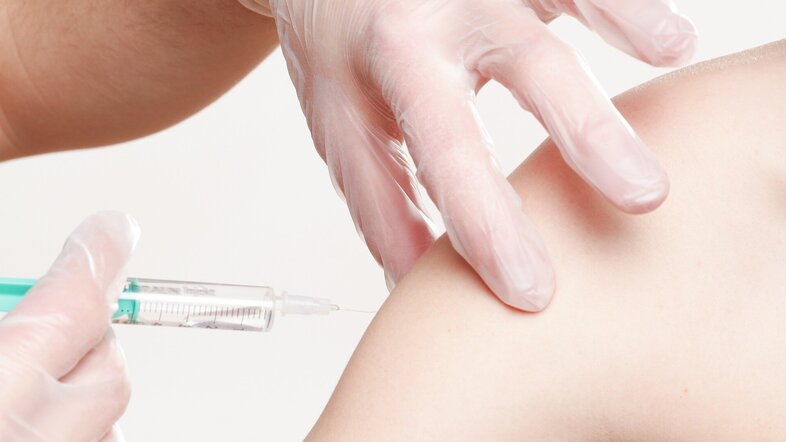 Impfnadel wird in Oberarm gestochen