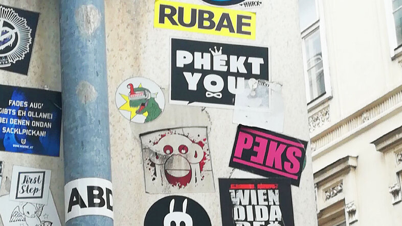 Sticker auf der Rückseite eines Straßenschilds