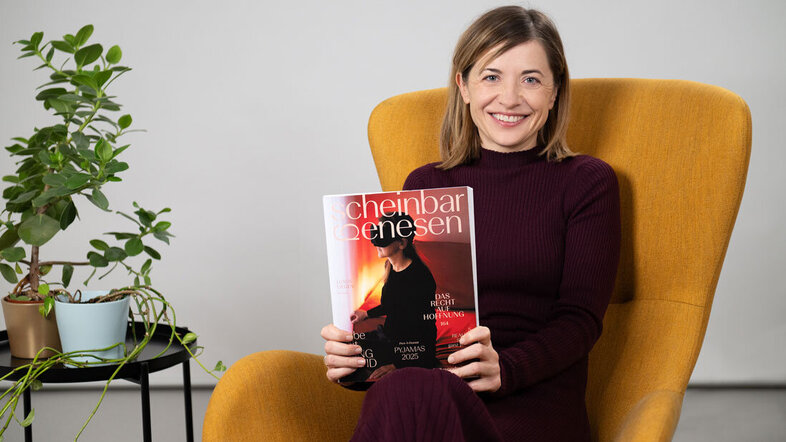 Foto von Monika Franger im Videostudio der Uni Wien mit Buch