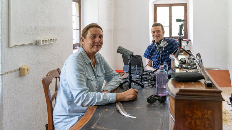 Sonia Kleindorfer am Tisch vor einem Mikrofon