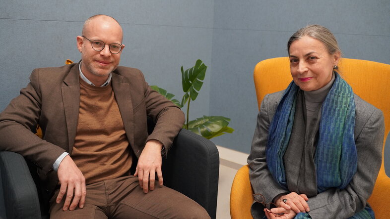 Der Computerlinguist Benjamin Roth und die Philosophin Violetta Waibel beim Interview im Studio.