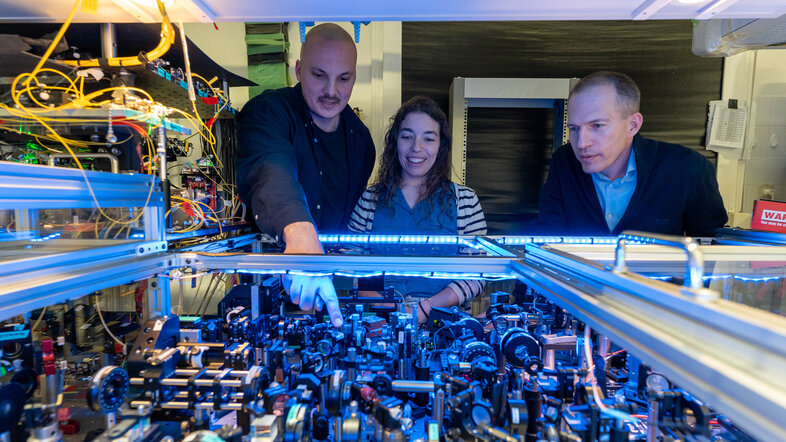 Simon Steiner, Iris Agresti und Philip Walther im Quantenlabor