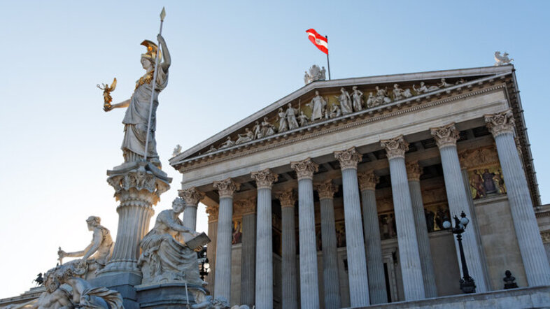 Abendstimmung vor dem Parlamentsgebäude in Wien