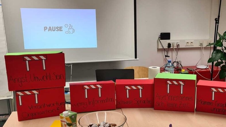 Rote Boxen mit Beschriftung