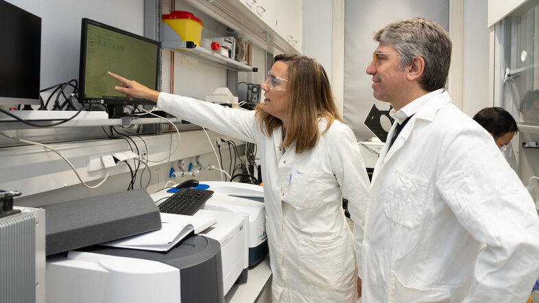 Leticia Gonzalez and Davide Bonifazi in the lab