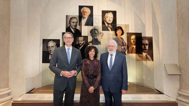 Gruppenbild vor der Nobelpreis-Installation